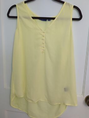 Apt. 9 Sz L Yellow Sleeveless Sheer V-Neck Top with Yellow Button Accents